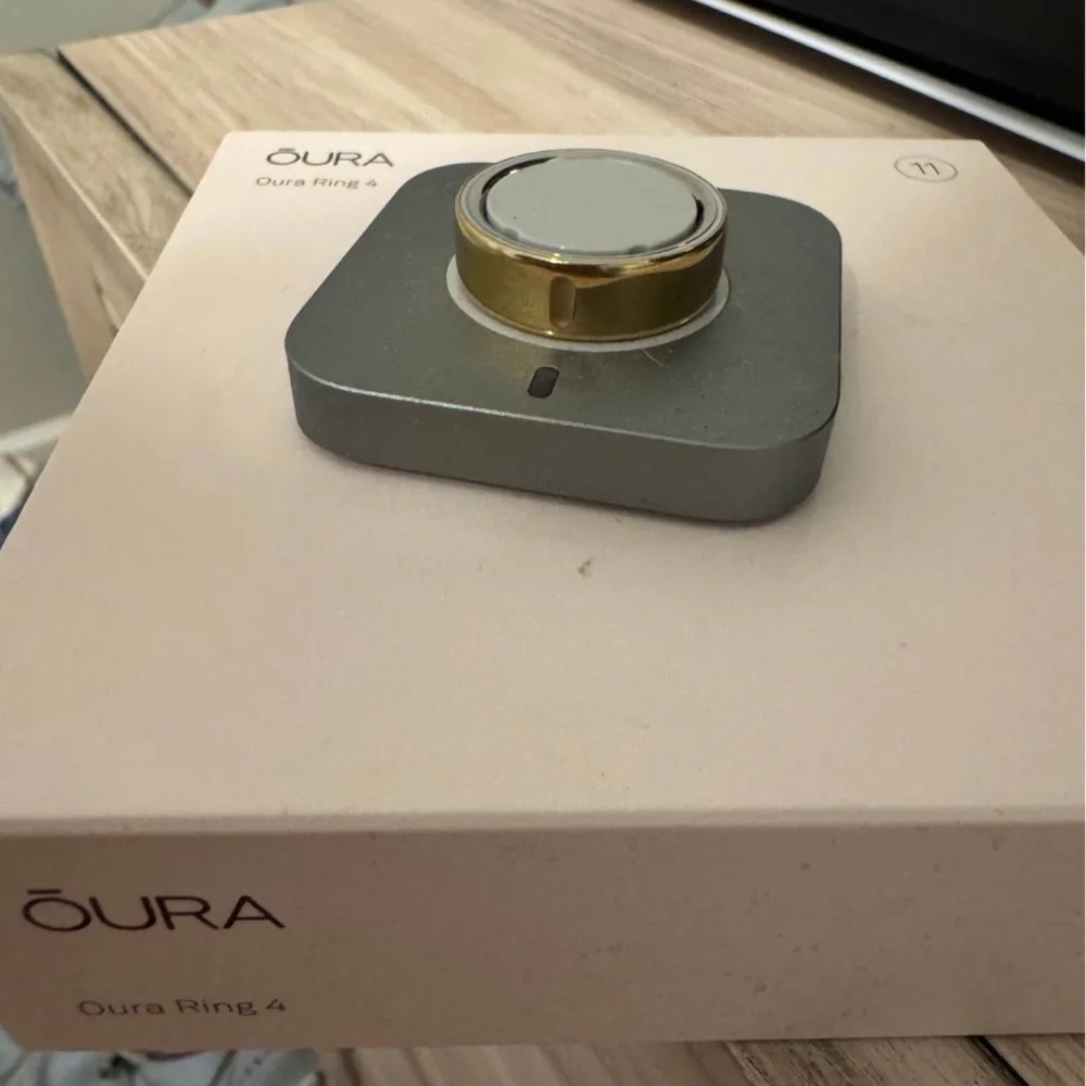 Gold Oura Ring 4. Wearable with Advanced Health Tracking